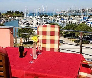 Marina - 4*